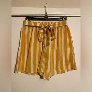 💚3 for $10💚 Yellow and White Striped Baggy Shorts with Tie Size Large